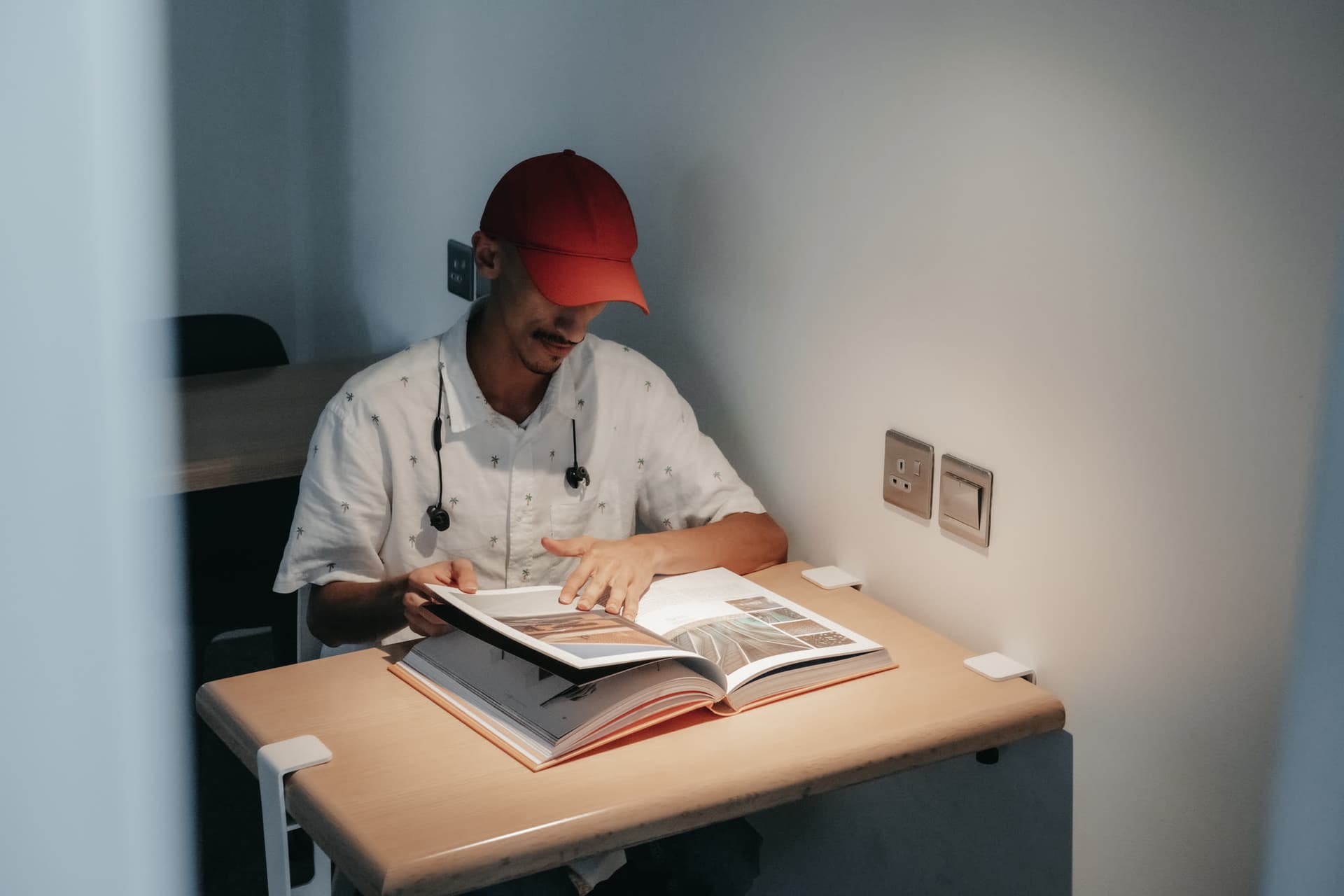 مكتب مفرد للتركيز داخل المساحة المفتوحة في مزج
