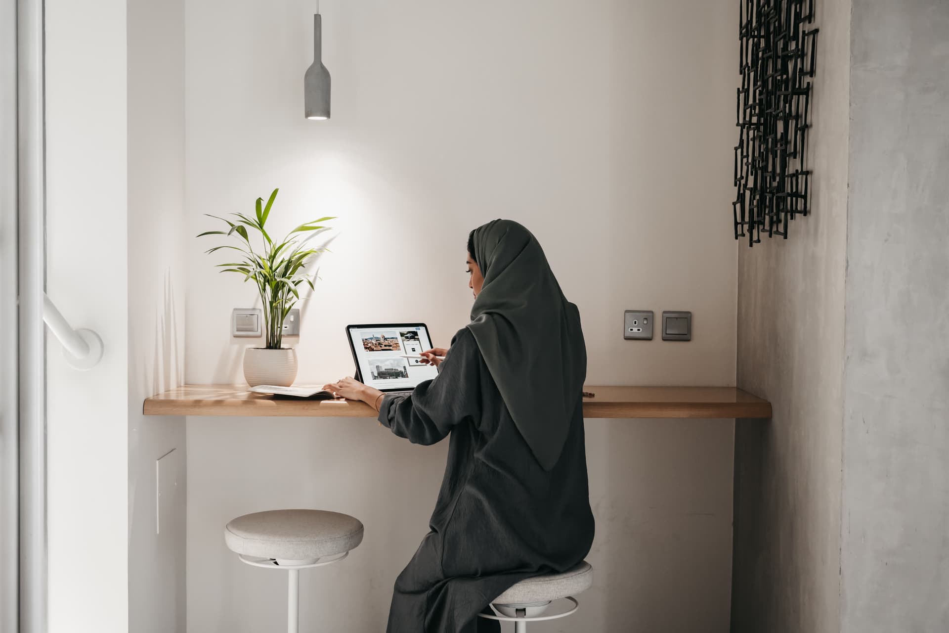 العمل عند طاولة النافذة في مزج